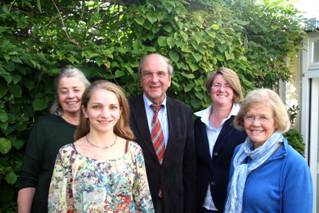 Das Foto zeigt v.l.: Friederike Leithner (1. Vorsitzende), Julia Habiger-Prause (2. Vorsitzende), Dr. Dirk Herwig (Präsident des DTKV-BV), Cordula Sodt (Schriftführerin) und Heidi Porzig, (Schatzmeisterin).